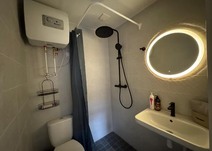 Freshly Renovated Bathroom! Luna Budget Cozy Juhkentali 42 Near Centre Airport Next To The Bus Station Apartman